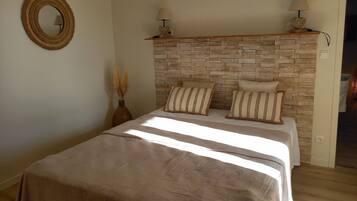 5 slaapkamers, een strijkplank/strijkijzer, reisbedje, wifi