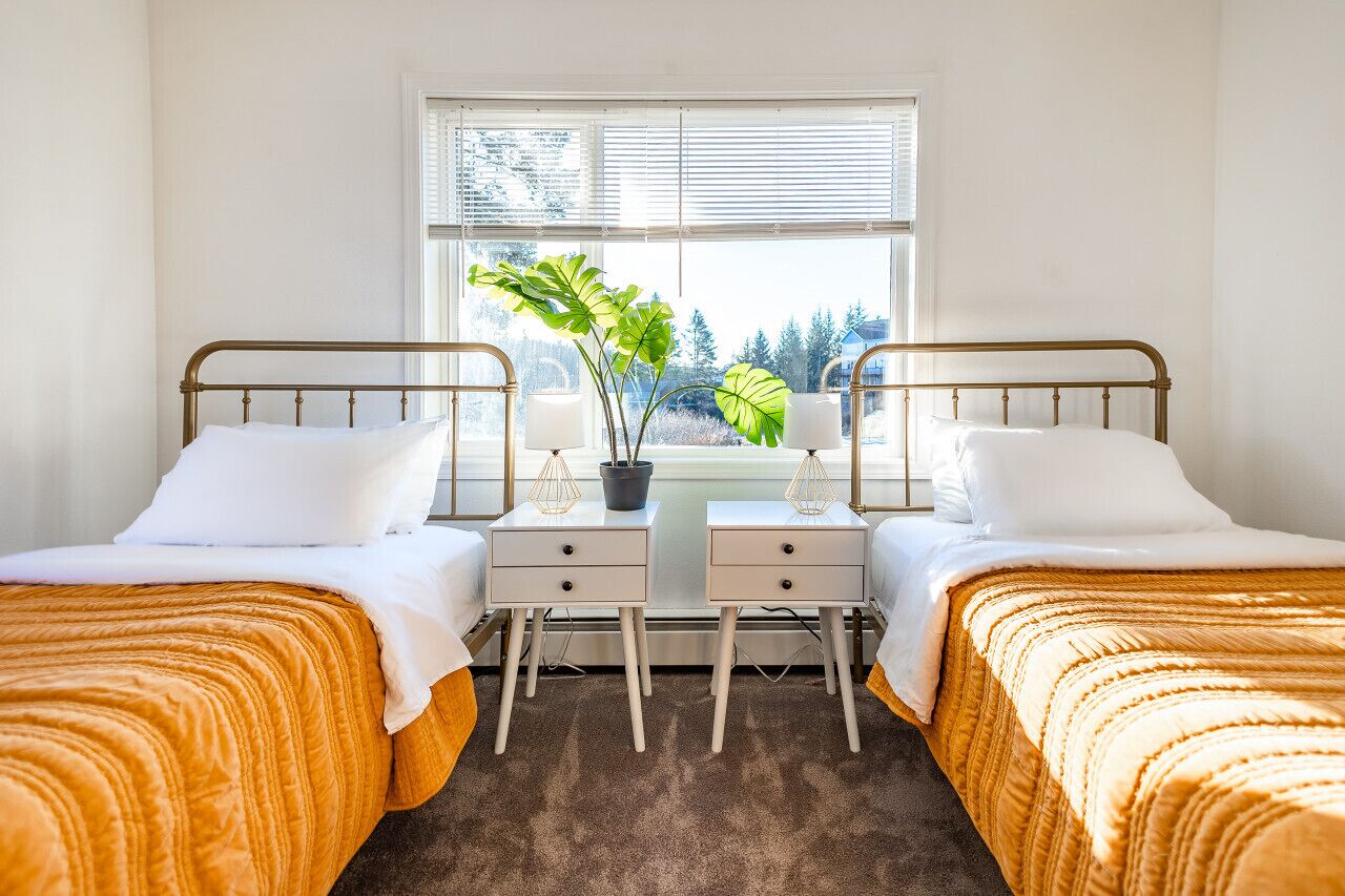 2 室のベッドルーム、デスク、アイロン / アイロン台、旅行用ベビーベッド