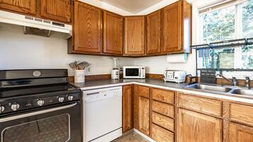 Kylskåp, mikrovågsugn, ugn och spishäll