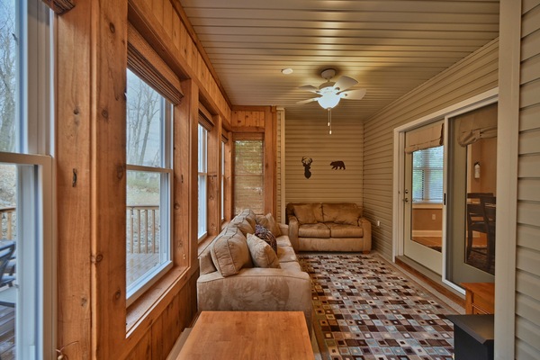 Smart TV, caminetto, videogiochi