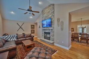 Een smart-tv, een open haard en videogames