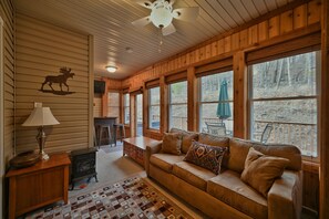 Een smart-tv, een open haard en videogames