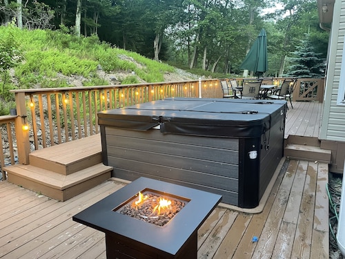 Boulder Bliss - 4bd 3ba minutes from 2 state parks and 2 lakes in the Poconos