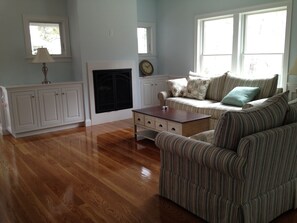Smart TV, fireplace, DVD player, books
