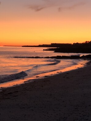 Beach nearby, sun-loungers, beach towels