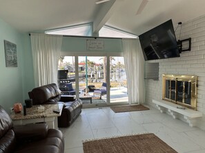 Smart TV, chimenea, libros y oficina 