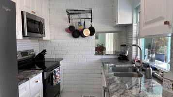 Frigorifero, microonde, forno, piano cottura