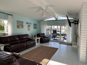 Smart TV, fireplace, offices, printers - Waterfront 3‑bedroom home with heated pool on a deep sailboat‑access canal. Features EV charging, garage, and stocked kitchen. Near Downtown Punta Gorda, Fisherman’s Village, Isle Yacht Club, and PGD airport. (Punta Gorda)