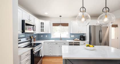10-Acre, Dog-Friendly House Near Mtns & Wineries, Sleeps 8