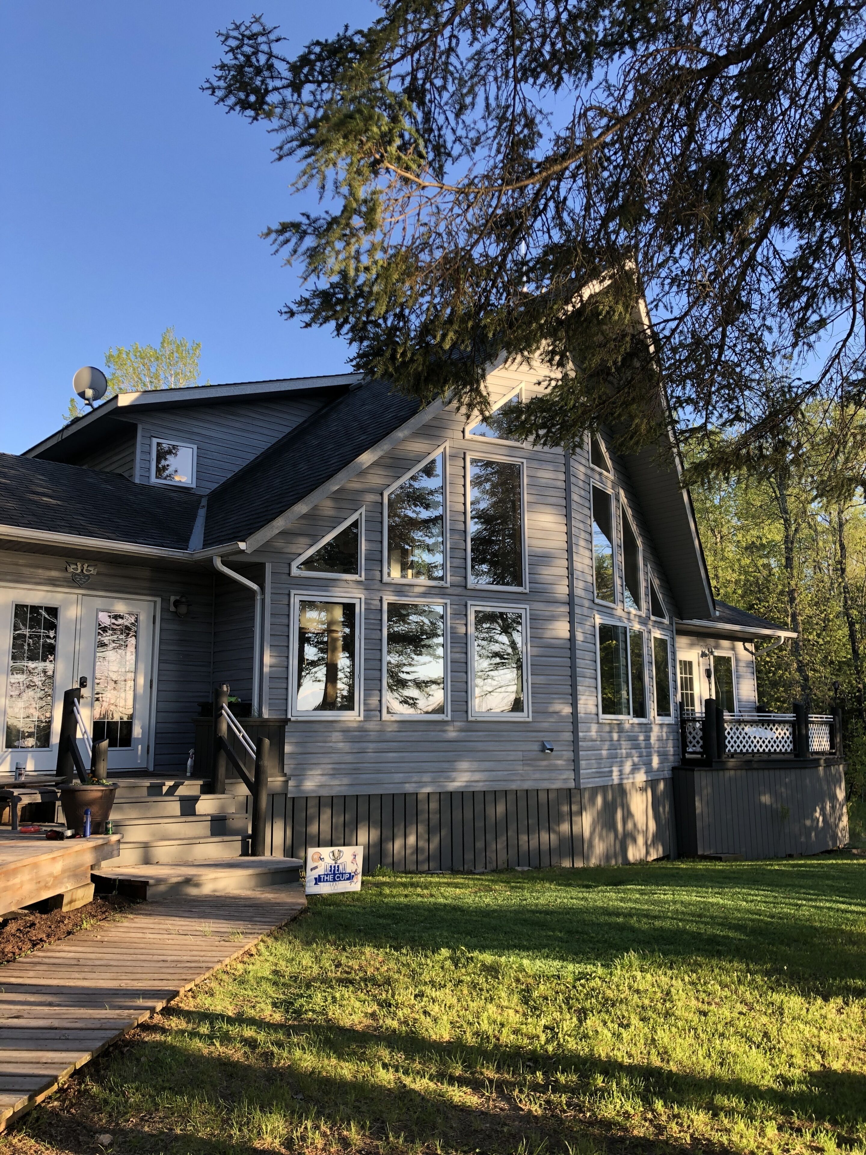 Pier 6 cottage on beautiful Shoal Lake at the mouth of Bag Bay LOTW.