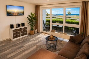 Smart-TV, Videospiele, DVD-Player, Tischtennisplatte