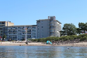 On the beach - Beautiful apartment directly on the beach Living room and terrace with panoramic sea view     (Heiligenhafen)