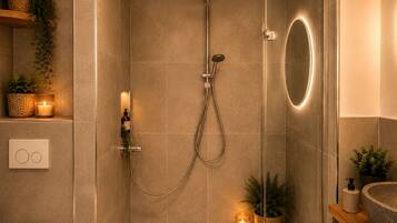 Dusche, Haartrockner, Handtücher, Seife