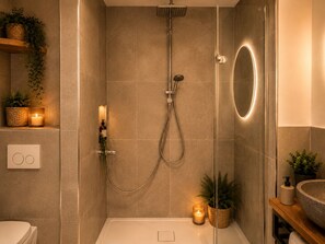 Een douche, een haardroger, handdoeken, zeep