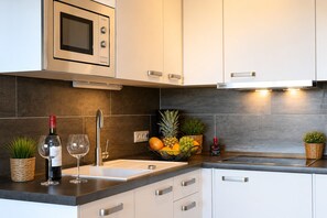 Réfrigérateur, four à micro-ondes, un four, surface de cuisson