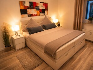 1 chambre, fer et planche à repasser, lit de bébé portatif