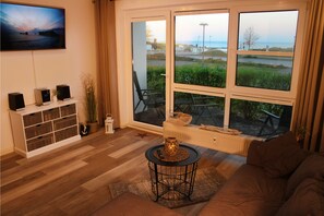 Een smart-tv, videogames, een dvd-speler en een tafeltennistafel