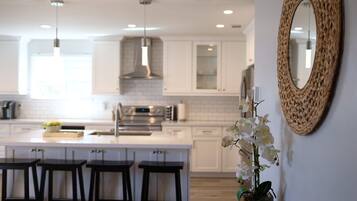 Kjøleskap, mikrobølgeovn, ovn og kokeplater