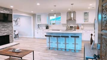 Geladeira, micro-ondas, fogão, cooktop