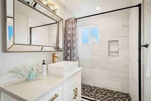 Ensemble douche/baignoire, sèche-cheveux, serviettes fournies, savon