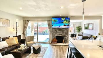 Smart-TV, peis og bøker