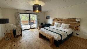Kamar Double Romantis (Suite Belvedere) | Bantalan ekstra lembut, minibar, brankas, dan didekorasi berbeda-beda