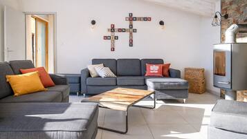 Télévision, cheminée