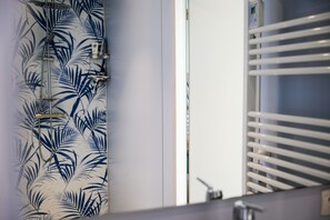 Douche, sèche-cheveux, serviettes fournies