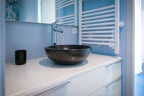 Douche, sèche-cheveux, serviettes fournies