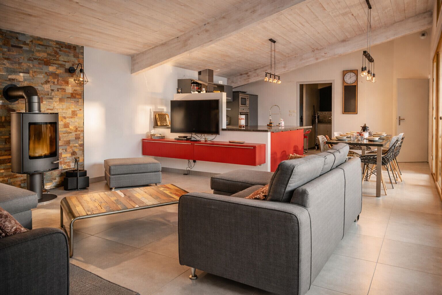 Télévision, cheminée