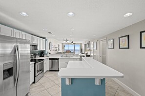 Køleskab, mikrobølgeovn, ovn, kogeplade