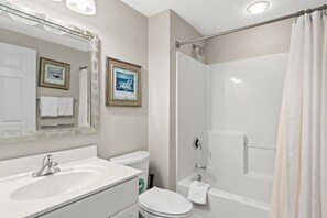 Een douche, een bubbelbad, een haardroger, handdoeken