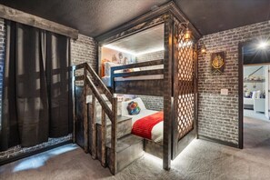 8 bedrooms, iron/ironing board, cots/infant beds, WiFi