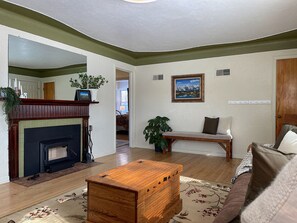 Télévision, cheminée, espaces bureaux