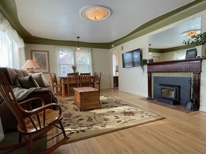 Télévision, cheminée, espaces bureaux