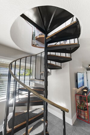 Interior - 1- King bed/ 1- sofa bed/ 1.5bath Block from Beach (Cocoa Beach)