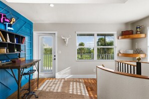 Interior - 1- King bed/ 1- sofa bed/ 1.5bath Block from Beach (Cocoa Beach)