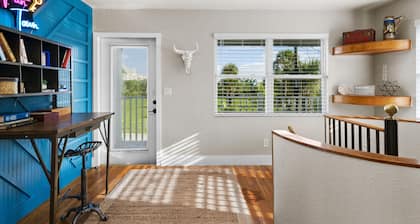 1- King bed/ 1- sofa bed/ 1.5bath Block from Beach