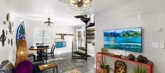 1- King bed/ 1- sofa bed/ 1.5bath Block from Beach