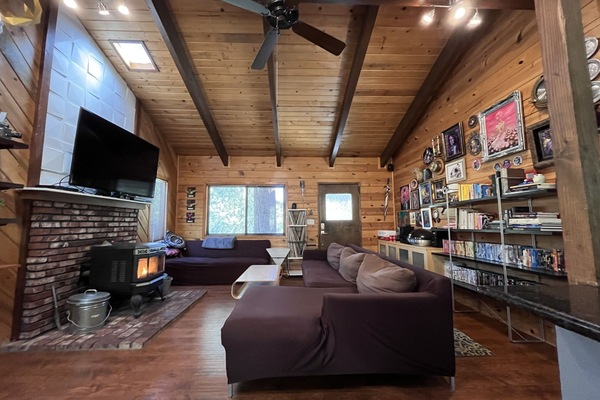 Smart-TV, Kamin, Videospiele, DVD-Player