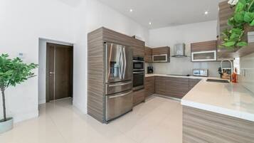 Frigorífic, microones, forn i placa de cuina