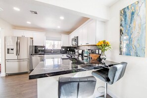 Kylskåp, mikrovågsugn, ugn och spishäll