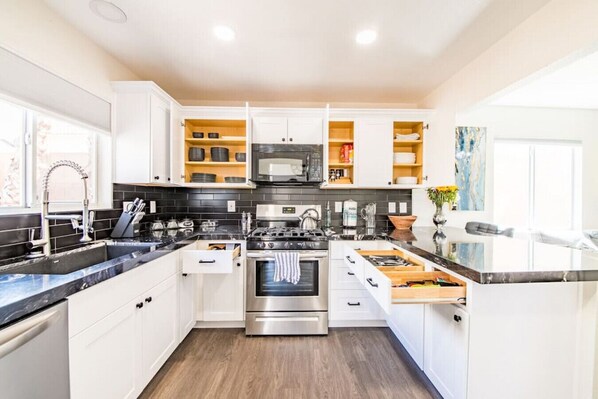 冷蔵庫、電子レンジ、オーブン、コンロ