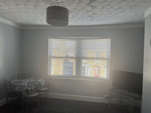 1 غرفة نوم ومكواة/لوح كي وواي فاي مجانًا وملاءات أسرّة