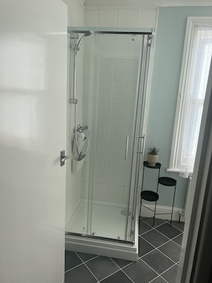 Apartment, 1 Queen-Bett und Schlafsofa | Badezimmer | Dusche, Haartrockner, Handtücher, Seife