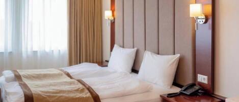 Select Comfort-madrasser, vÀrdeförvaringsskÄp pÄ rummet och skrivbord