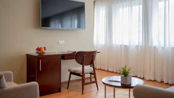 Habitación Business cuádruple | Colchones Select Comfort, caja fuerte, escritorio