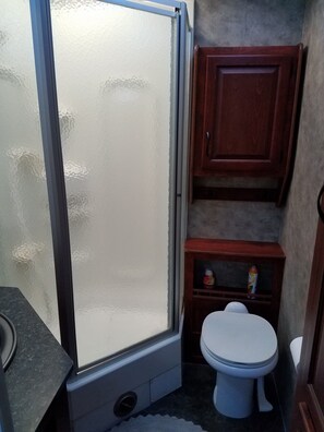 Doccia, asciugamani, sapone, shampoo