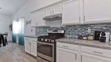 Geladeira, micro-ondas, fogĂŁo, cooktop