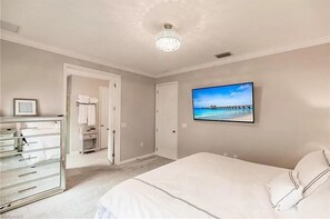 3 chambres, bureau, fer et planche à repasser, accès au Wi-Fi (inclus)